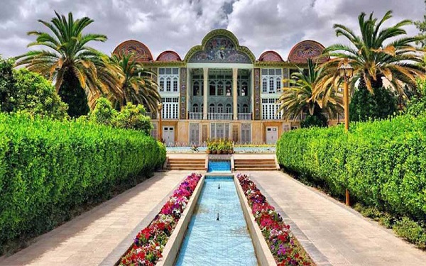 شیراز، شهر شاعران و گلها، به باغهای ایرانی خود مشهور است. باغهایی که هر کدام قصهای برای گفتن دارند و گویی برگهایی از تاریخ این شهر کهن را ورق میزنند. در این مقاله، به گشتی در میان برخی از زیباترین باغهای شیراز میرویم و شما را با شکوه و زیبایی آنها آشنا میکنیم.